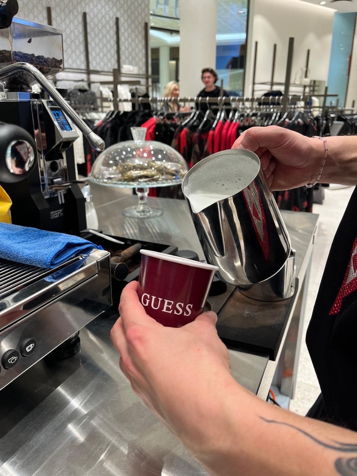 ff9743fe-9c9c-4b9b-99b5-f16dea3f9e0b TheCoffeeCatering La Marzocco - Live Barista at your event - latte art